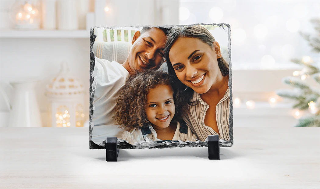 Cadre photo ardoise personnalisé : Une famille souriante immortalisée sur une pierre naturelle, un cadeau unique et précieux.