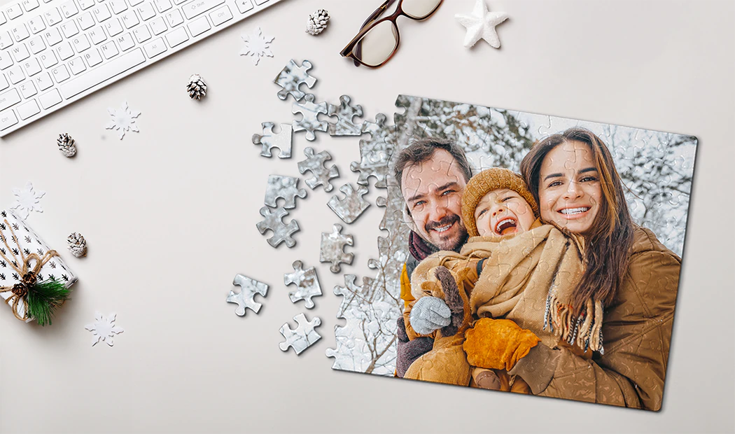 Puzzle personnalisé : une famille joyeuse dans un décor hivernal, quelques pièces éparpillées, prêt à être assemblé.