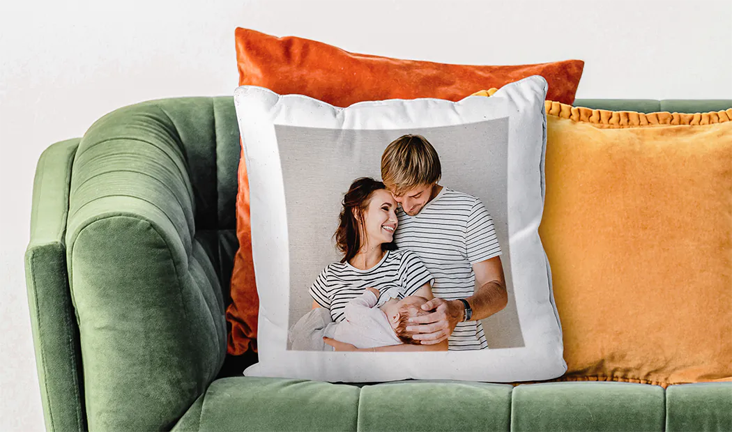 Coussin personnalisé|Oreiller personnalisé avec photo de famille : un couple heureux câlinant leur bébé, imprimé sur un coussin blanc posé sur un canapé vert.|Femme souriante câlinant un oreiller personnalisé avec photo de couple, cadeau unique et original.|Coussin bébé personnalisé, photos et nom brodés sur tissu haut de gamme.|Coussins personnalisés : un succulent bleu et un tournesol vibrant ornent un canapé extérieur.|Coussin personnalisé : photo chaleureuse de deux femmes cuisinant ensemble, imprimé sur un oreiller blanc.|||||
