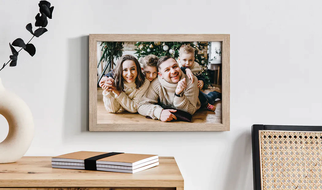 Cadre photo personnalisé : une famille souriante, blottie près d’un sapin de Noël.