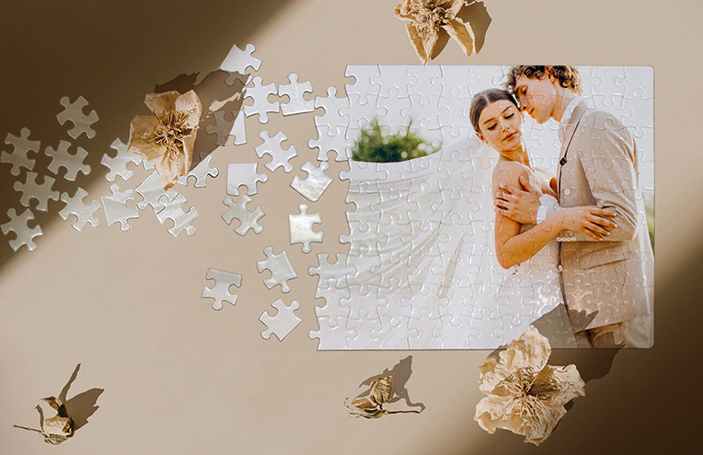 Puzzle personnalisé en carton|Puzzle personnalisé : une famille joyeuse dans un décor hivernal, quelques pièces éparpillées, prêt à être assemblé.|Puzzle personnalisé : Créez votre casse-tête avec votre photo préférée, disponible en plusieurs tailles.|Puzzle personnalisé : deux enfants se touchant le front, imprimé haute définition sur pièces de qualité supérieure avec finition mat brillante.|Puzzle personnalisé de Noël : des amis joyeux prennent un selfie, intégrés dans un casse-tête à compléter.|Puzzle personnalisé : une main place la dernière pièce dévoilant un couple amoureux, elle porte une couronne florale.|Puzzle personnalisé : un chaton roux et un chiot dorment paisiblement, image idéale pour un cadeau unique.|Puzzle personnalisé : mère et fille souriantes dans un champ de lavande, quelques pièces manquantes.|||
