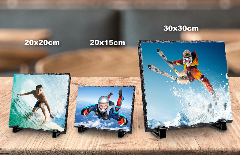 Trois dessous-de-plat ardoise personnalisés, avec photos d'action (surf, parachutisme, ski), différentes tailles disponibles.