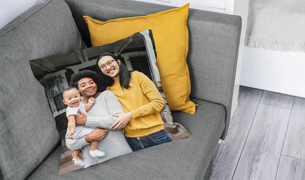 Femme souriante câlinant un oreiller personnalisé avec photo de couple, cadeau unique et original.