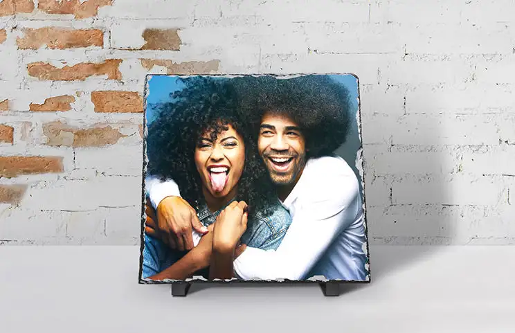 Cadre photo personnalisé sur pierre : un couple souriant, imprimé sur ardoise, souvenir unique et personnalisé.