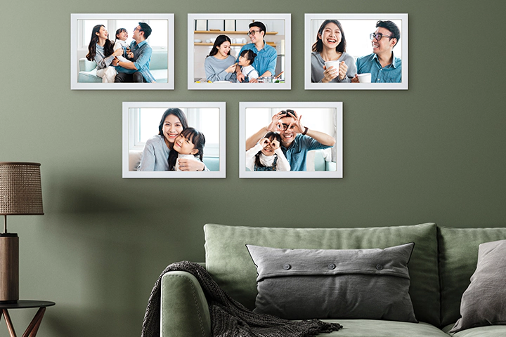 Cadre photo personnalisé : cinq photos familiales encadrés, sourires et moments précieux immortalisés.