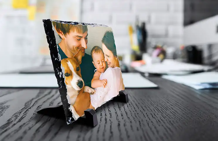 Cadre photo personnalisé sur pierre : famille, chien et bébé immortalisés sur un support unique.