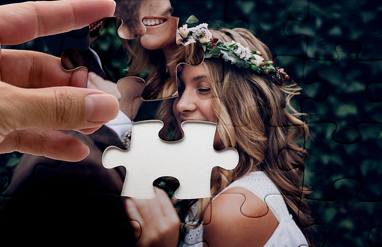Puzzle personnalisé : une main place la dernière pièce dévoilant un couple amoureux, elle porte une couronne florale.