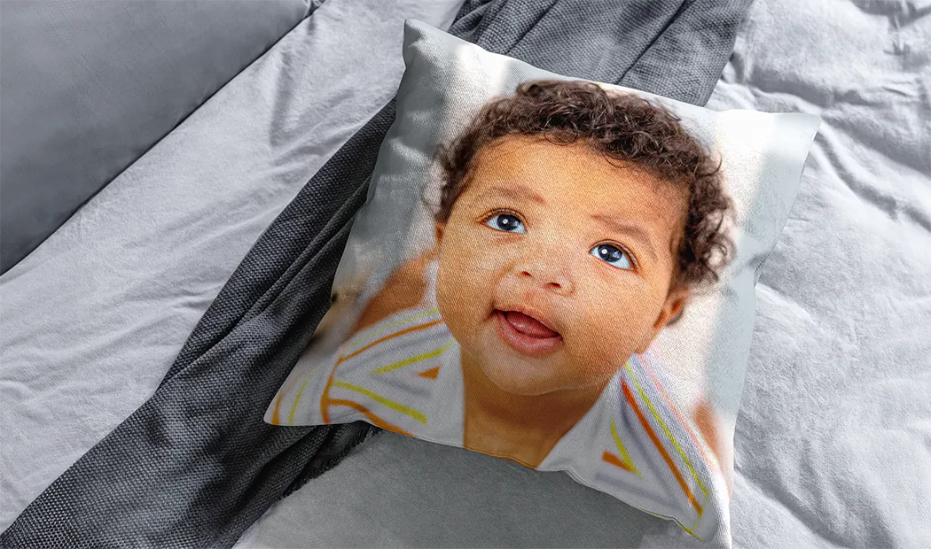 Coussin personnalisé : photo chaleureuse de deux femmes cuisinant ensemble, imprimé sur un oreiller blanc.